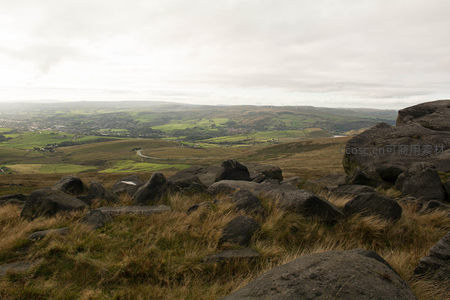 山巅巨石俯瞰田园风光