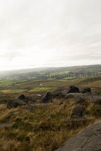 云层之下广袤山谷景致