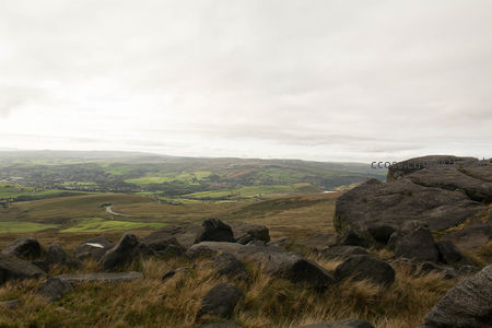 高处岩石群眺望绿野平原
