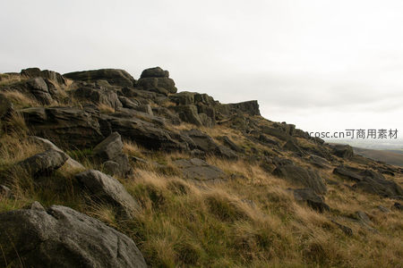 荒野巨石与枯黄草甸的苍凉景致