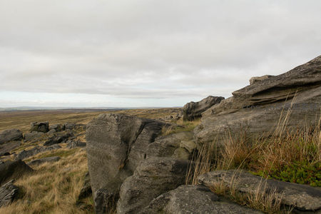 近景岩壁与开阔高原的壮丽对比