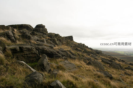 山脊岩石群在灰云下的静谧画面
