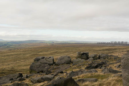 广袤高原上散落的黑色巨岩群