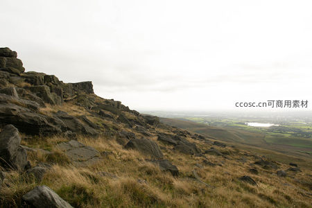 山崖边俯瞰平原的壮阔自然画卷