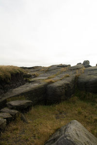 层叠岩石与稀疏绿草的山地特写