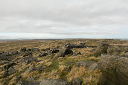 荒野巨石与枯黄草地的苍凉景象