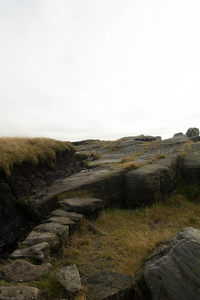 崎岖石阶通向远方的荒芜高地