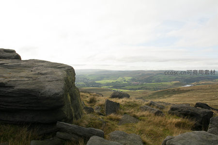 巨岩前景下的山谷田园风光