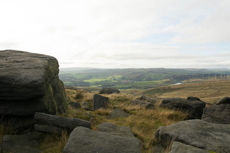 从岩石缝隙俯瞰的辽阔乡村全景