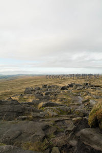 荒野巨石与辽阔草原的壮丽景象