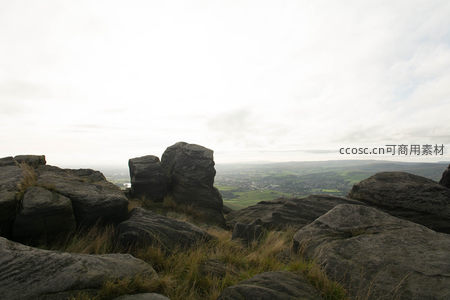 云雾缭绕山岩间遥望绿野城镇