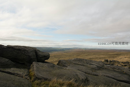 荒原之上巨岩静卧苍穹之下