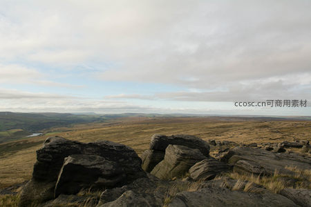 巨石嶙峋处远眺层叠山峦云天