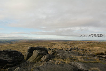 高原旷野巨石林立云影斑驳