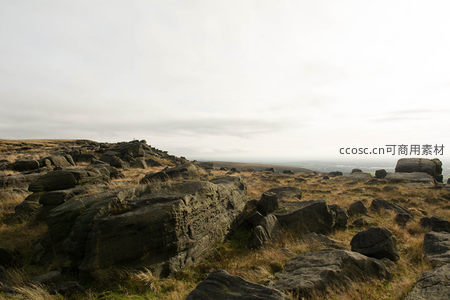 荒野巨石与枯黄草地的苍凉景象