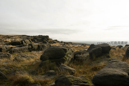 崎岖岩地延伸至远方的辽阔视野