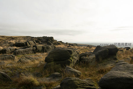阴云笼罩下岩石荒原的静谧之美