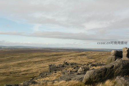 荒野巨石与辽阔草原的壮丽景象