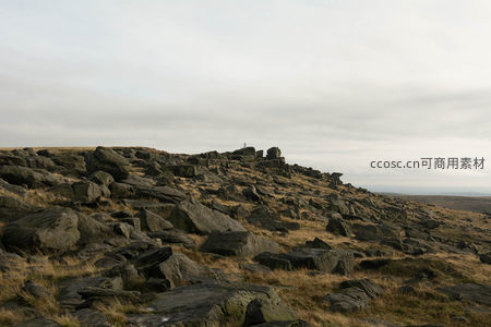 山坡上布满风化巨石的地质奇观