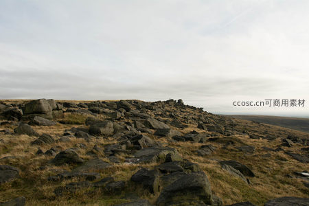 丘陵地带的巨石群与苍茫天色