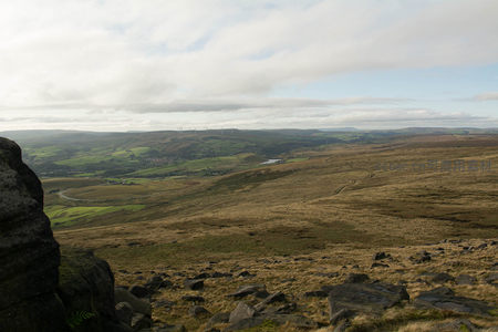 风车点缀的辽阔高原全景