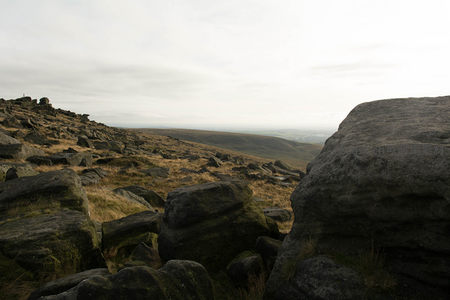 巨石缝隙中的远眺山谷
