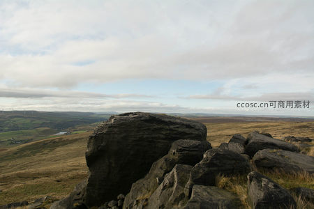 孤岩矗立，远眺风车平原