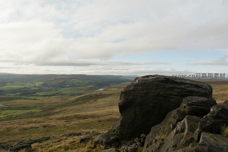 山巅巨石俯瞰田园风光