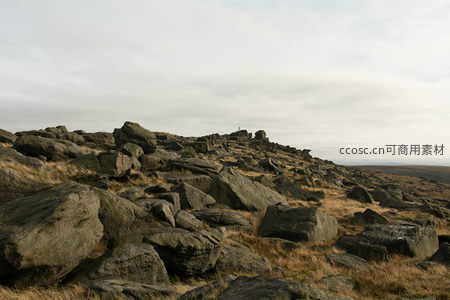 荒原之上乱石嶙峋成景