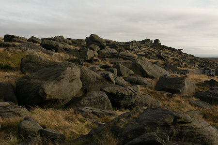 坡地巨岩群落静谧如画