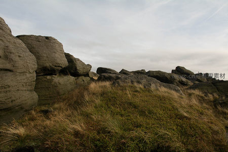 低角度仰拍的岩层与草坡风景
