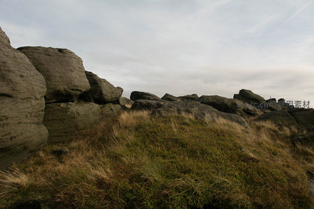 风蚀岩层与秋日草甸的静谧画面