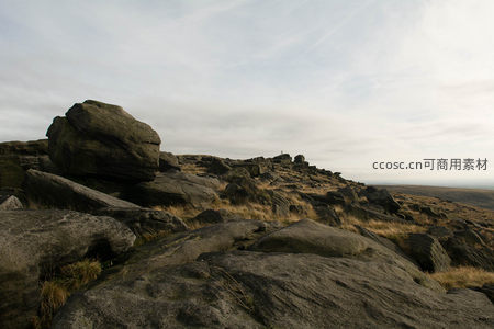 远眺荒原巨石阵与开阔地平线