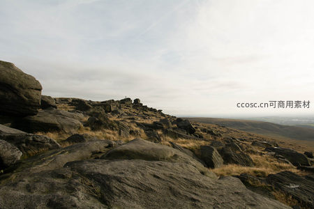 荒野巨石与远眺平原的壮丽山景