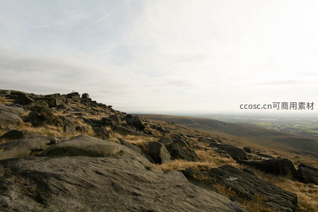 高处俯瞰岩石嶙峋的旷野风光