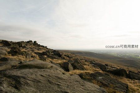 岩石山脊上的孤独身影与广阔视野