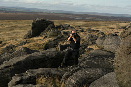 荒野探险者用相机记录大地