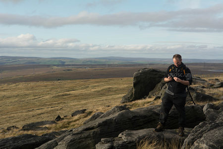 摄影师检查设备准备下一次拍摄