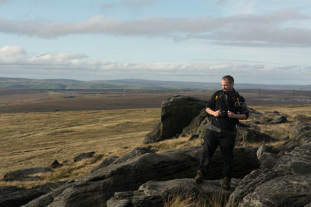 户外摄影师整理装备凝望远方