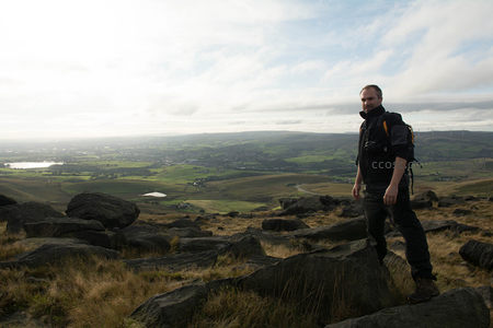 山巅徒步者俯瞰广阔田园风光