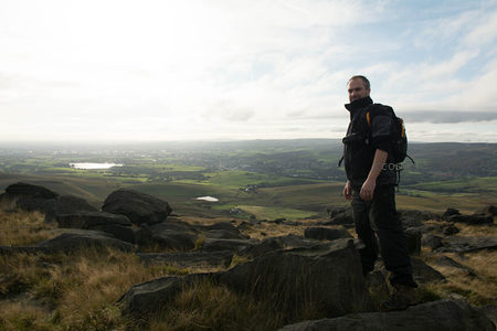 孤身旅人屹立峰顶遥望大地