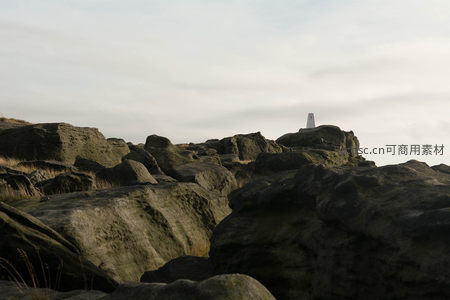 山顶巨石间矗立的白色三角测量点