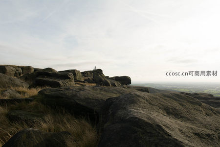 俯瞰远方平原的岩石山顶全景