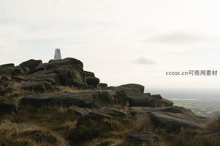 岩石峰顶的测量点与远方城市景观
