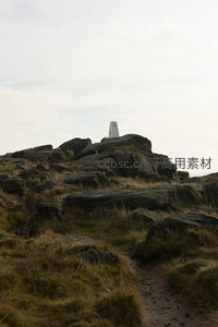 蜿蜒小径通向山顶的白色测量塔