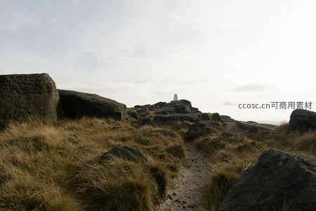 山巅小径通向远方三角点