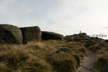 荒野中的岩石小径与三角点