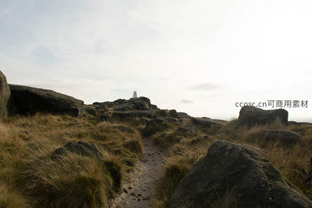 崎岖山路上的白色地标