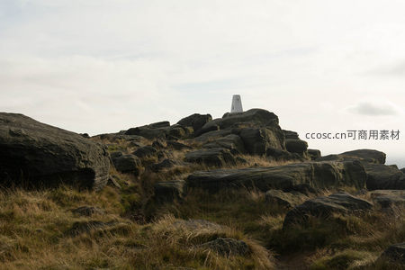 岩石群中屹立的测量三角点