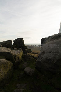 山巅巨石与远方地平线的静谧对话